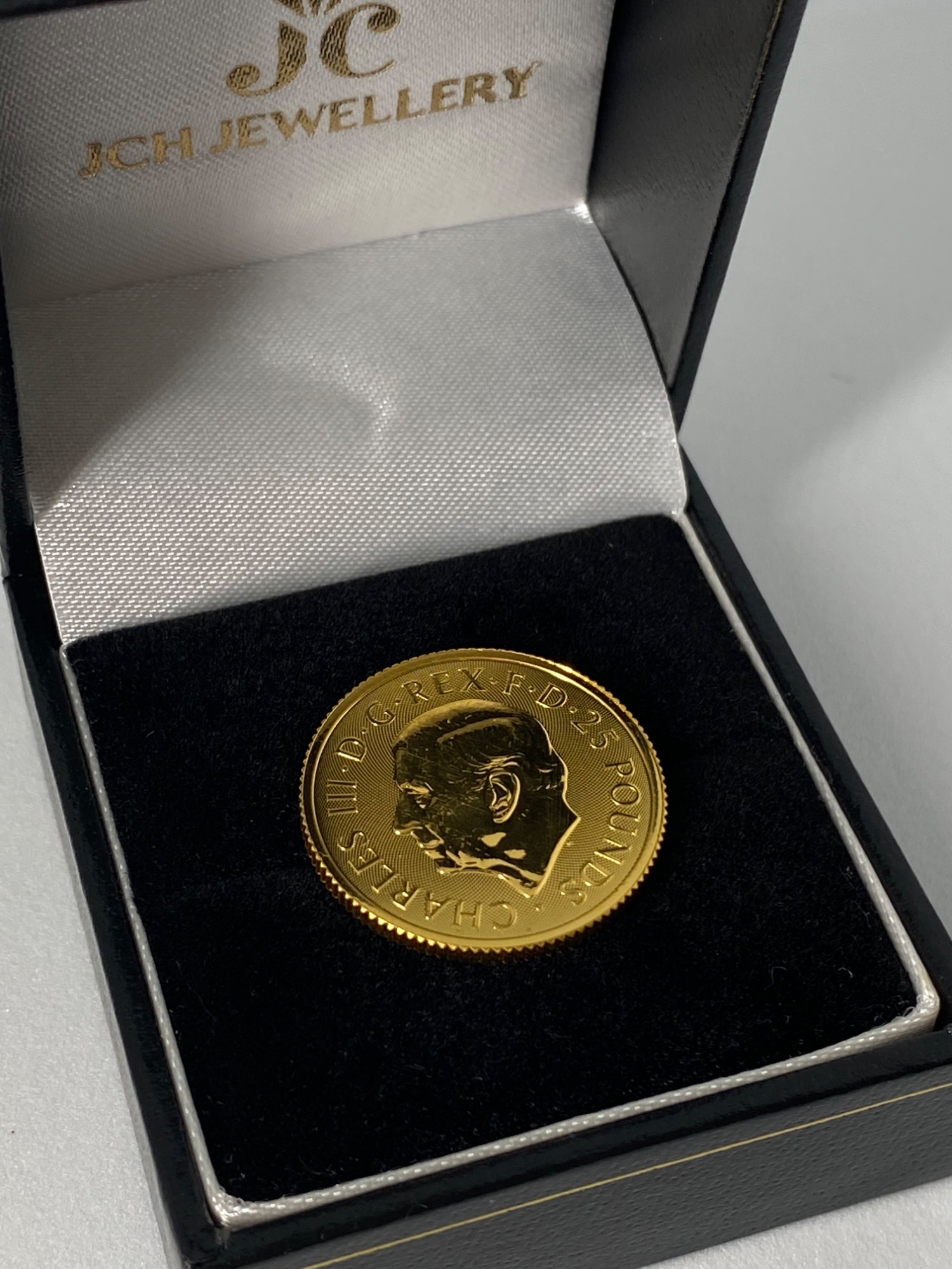 Tudor Beast Queens Panther 1/4 oz gold bullion coin view 3