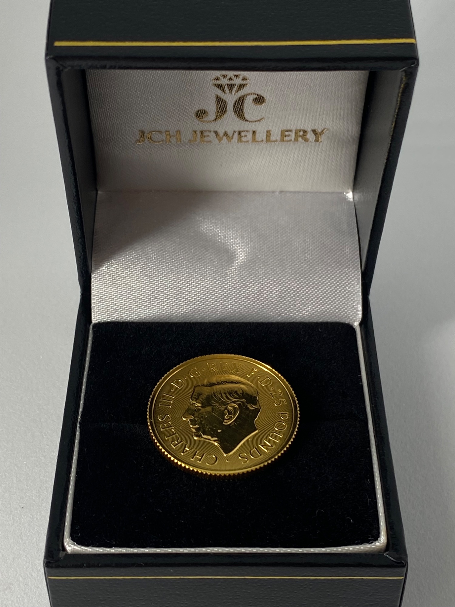 Tudor Beast Queens Panther 1/4 oz gold bullion coin view 4